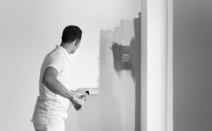 Gruntowanie ścian przed malowaniem – o czym trzeba pamiętać?