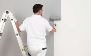 Jak prawidłowo malować ściany farbami lateksowymi?
